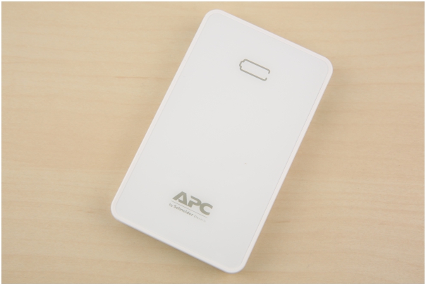 UPS 大廠 APC 推出行動電源《APC M5》2.4A 大電流輸出，輕薄好攜帶