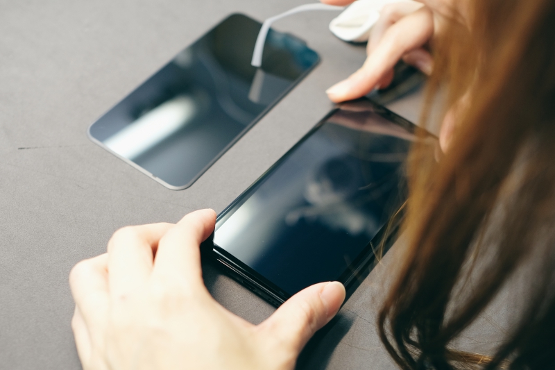 iPhone X 的螢幕維修費超貴，推薦你選用 imos 的玻璃保護貼吧