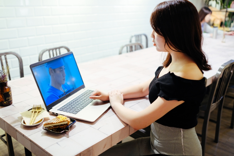 ASUS VivoBook S15 輕薄大螢幕筆電開箱，15 吋螢幕裝進 14 吋機身，80% 高屏佔比