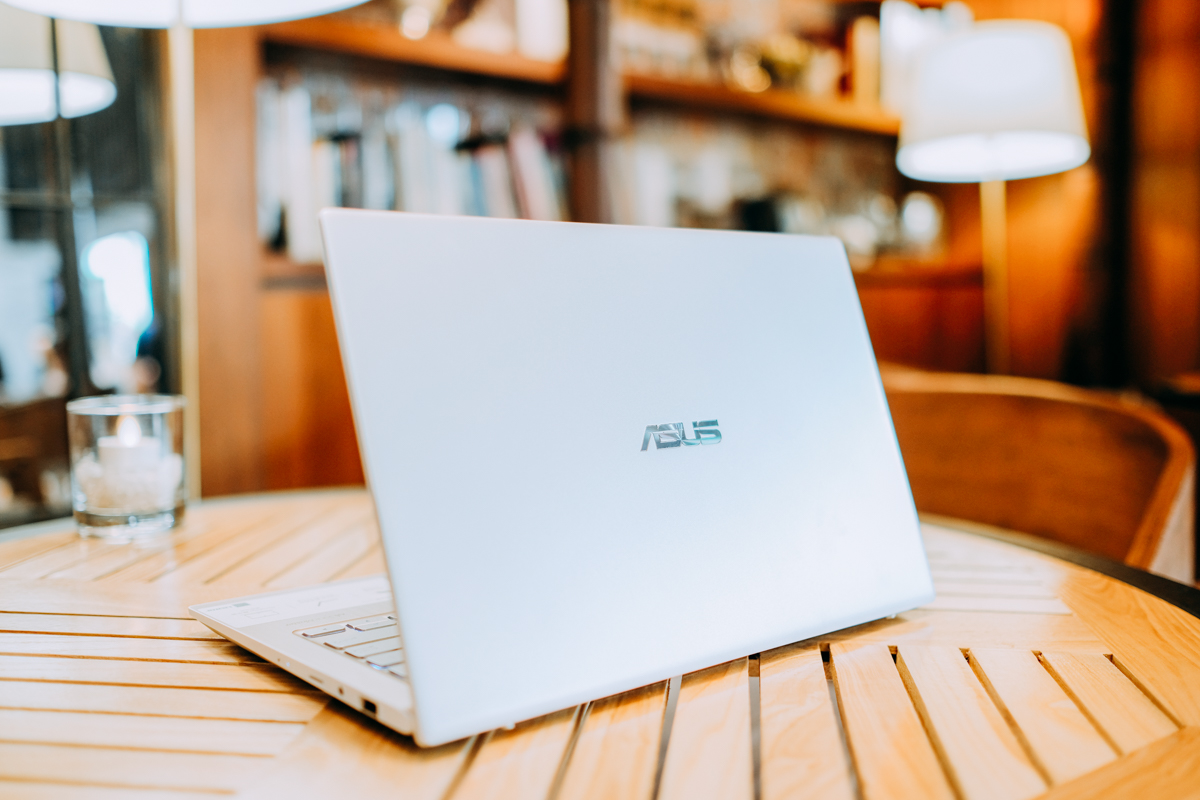 ASUS VivoBook S13（S330UN）筆記型電腦開箱，四面窄邊螢幕佔比 89%，11 吋機身擁有 13.3 吋螢幕