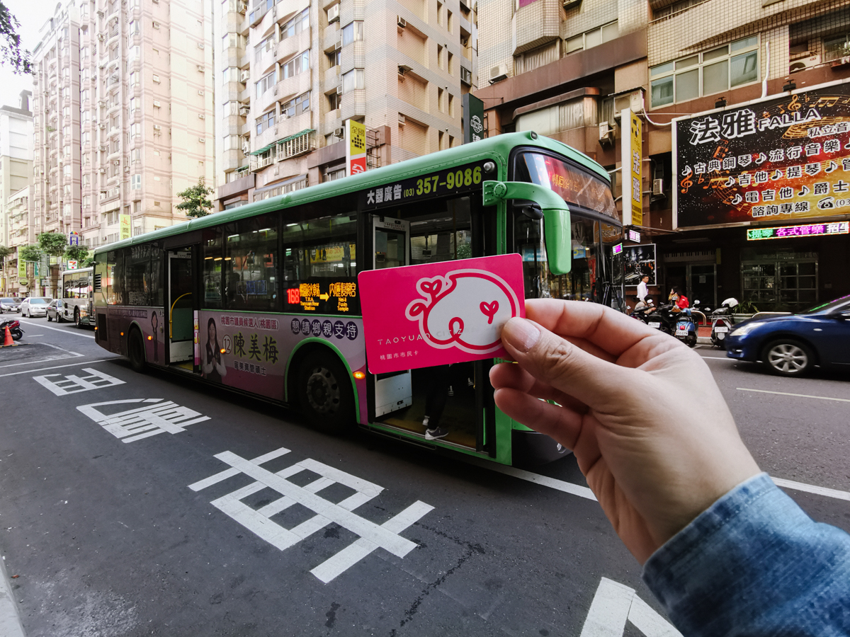 桃園人必辦的「桃園市民卡」，超過 1,000 家特約商店優惠、搭公車、捷運有折扣，還可做為悠遊卡使用