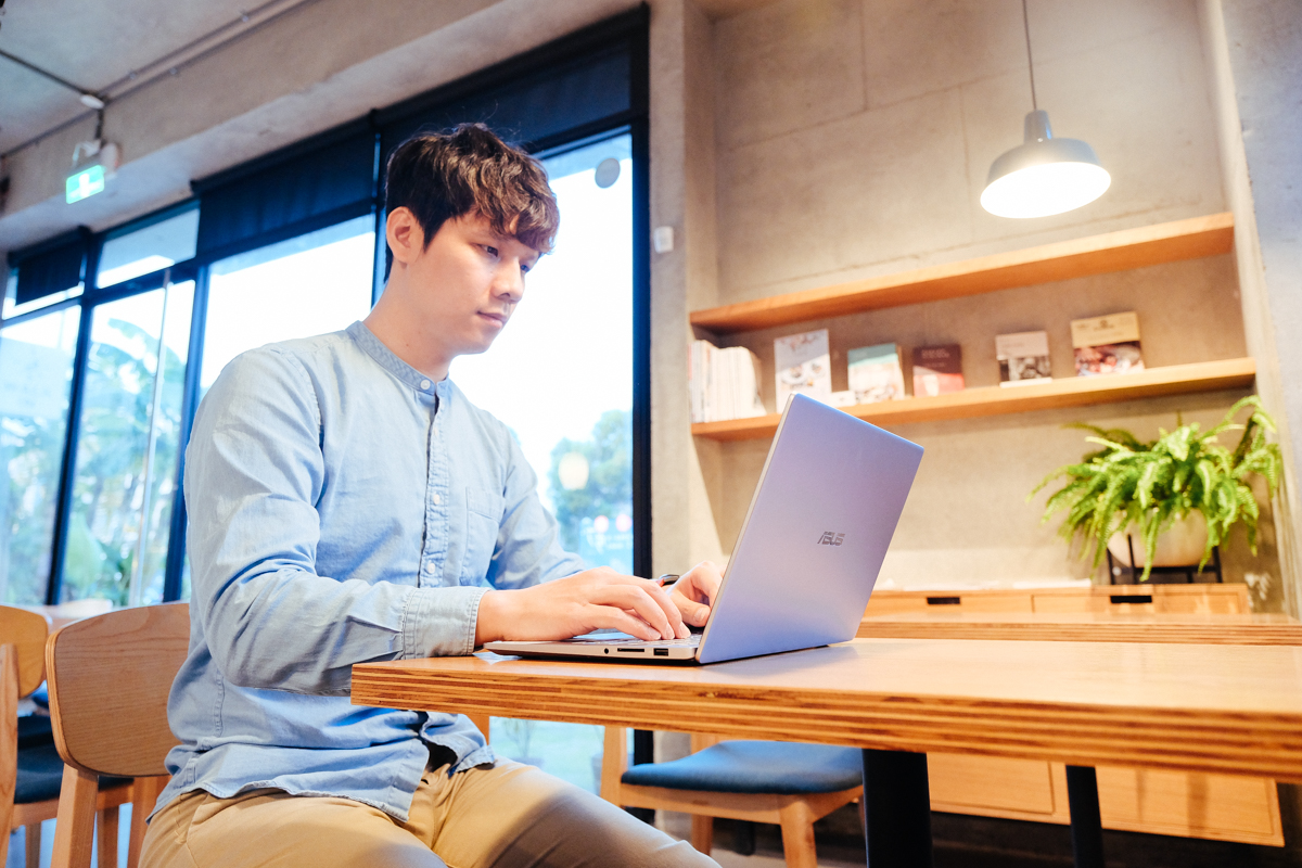 ASUS VivoBook S14（S403FA）筆記型電腦開箱，24 小時超長電力續航、軍規級耐用