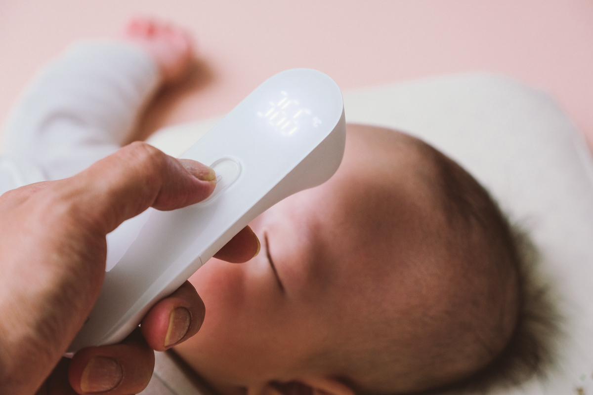 淘寶敗家心得 - 米家 iHealth 紅外線體溫計開箱，量體溫免接觸身體，不吵醒嫩嬰