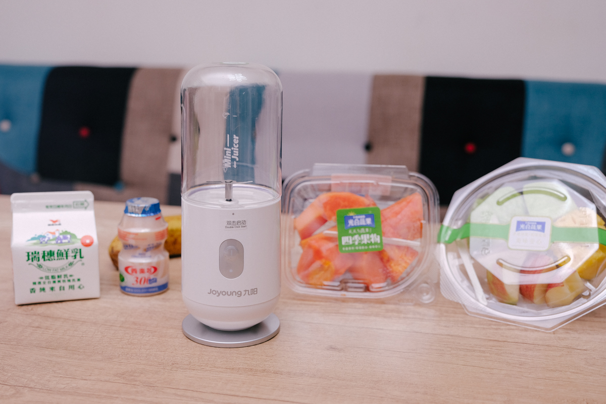 淘寶敗家心得 - 去便利商店不買現成果汁，自己帶果汁機去打（充電式免插電）