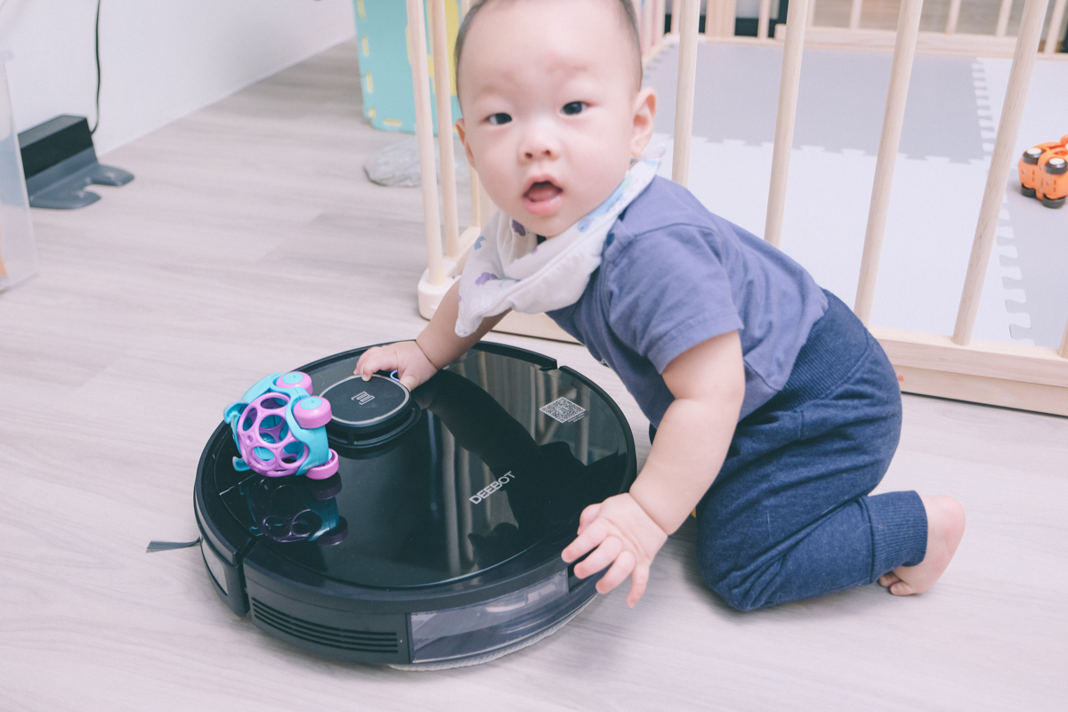 ECOVACS DEEBOT OZMO 920 掃拖一體機器人開箱，支援多樓層地圖建立、APP 控制拖地水量