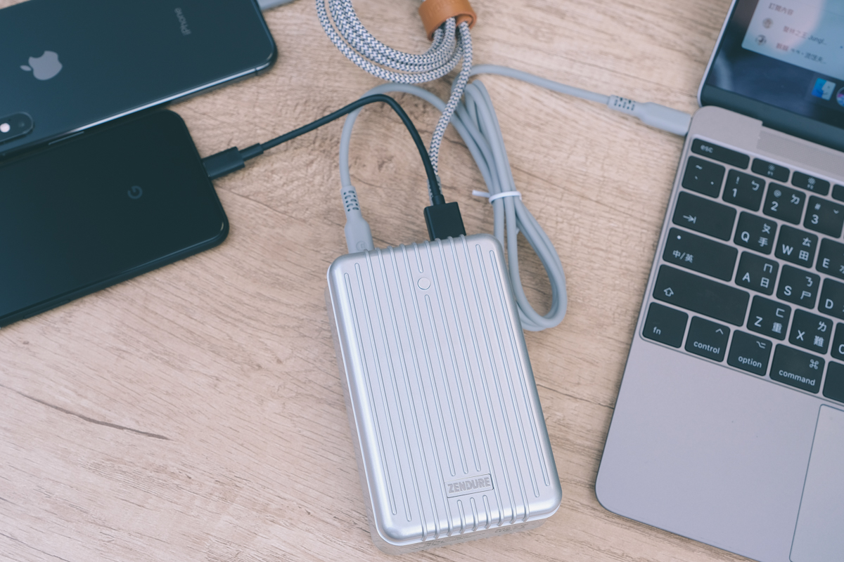 超美型 Zendure SuperTank 行動電源開箱，雙向 100W 輸入/輸出，27,000mAh 超大電量！