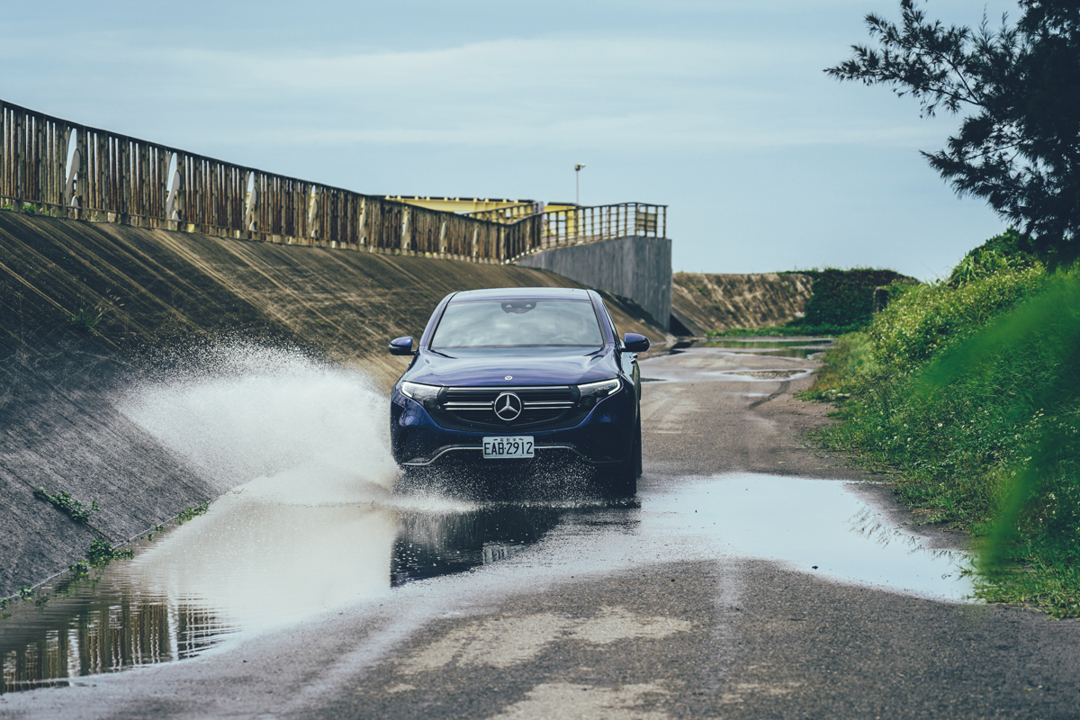 Mercedes-Benz 首款電動 SUV 休旅車 EQC 400 4MATIC 試駕心得