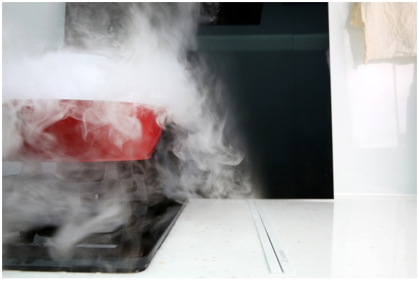 內嵌式安薪導煙機開箱分享，阻隔油煙並導向除油煙機排出，降低廚房四散的油煙