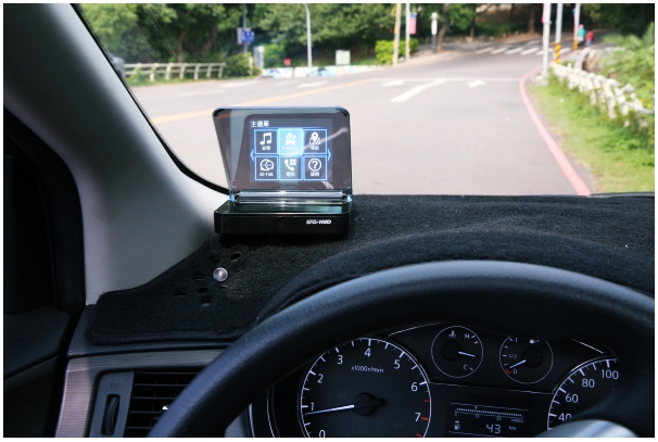 怡利電子 Smart HUD 101 智慧型抬頭顯示器，讓你更專注的抬頭開車，強化行車安全