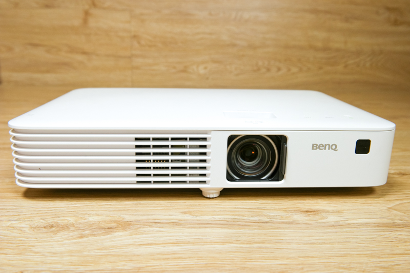 BenQ LED 投影機 CH100 開箱，輕薄易攜且壽命超長