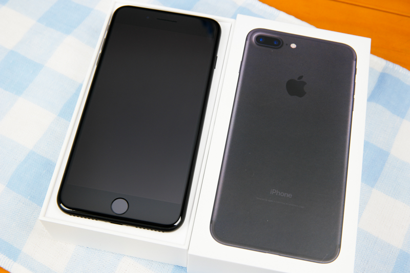 iPhone 7 plus 深黑色開箱，搭載雙鏡頭、不一樣的 Home 鍵觸感