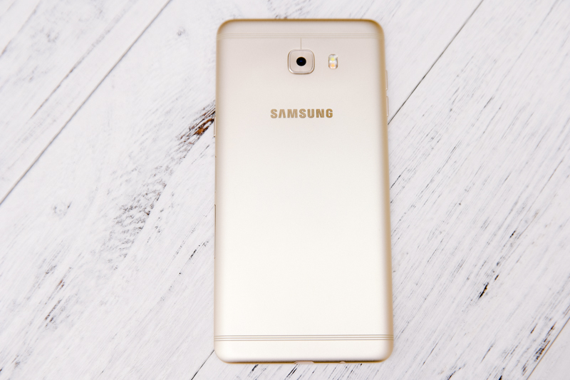 6 吋大螢幕 Samsung Galaxy C9 Pro 智慧型手機開箱，搭配超大電量讓你大玩特玩