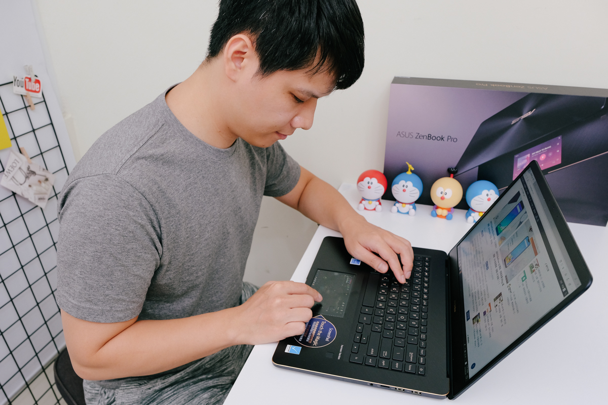 【3C & 資訊評測】ASUS ZenBook Pro 15 (UX580) 筆記型電腦開箱，一心二用的最高境界，筆電自帶雙螢幕！！